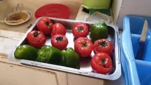 3. Oter le couvercle des tomates et des poivrons Enlever la chair et le jus des tomates et la chair des poivrons