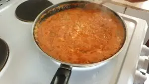 7. faire cuire la chair et le jus des tomates et la chair des poivrons